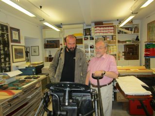 Davide Rondoni e josef Weiss  con la macchina da stampa 